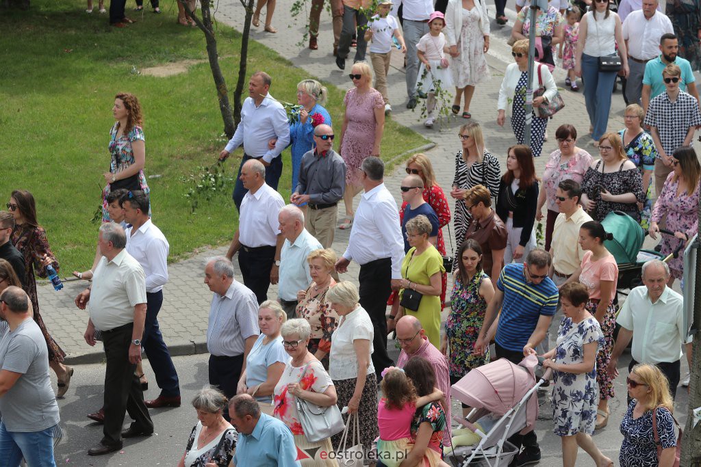 Boże Ciało 2022. Procesja w parafii pw. Zbawiciela Świata w Ostrołęce [16.06.2022] - zdjęcie #5 - eOstroleka.pl