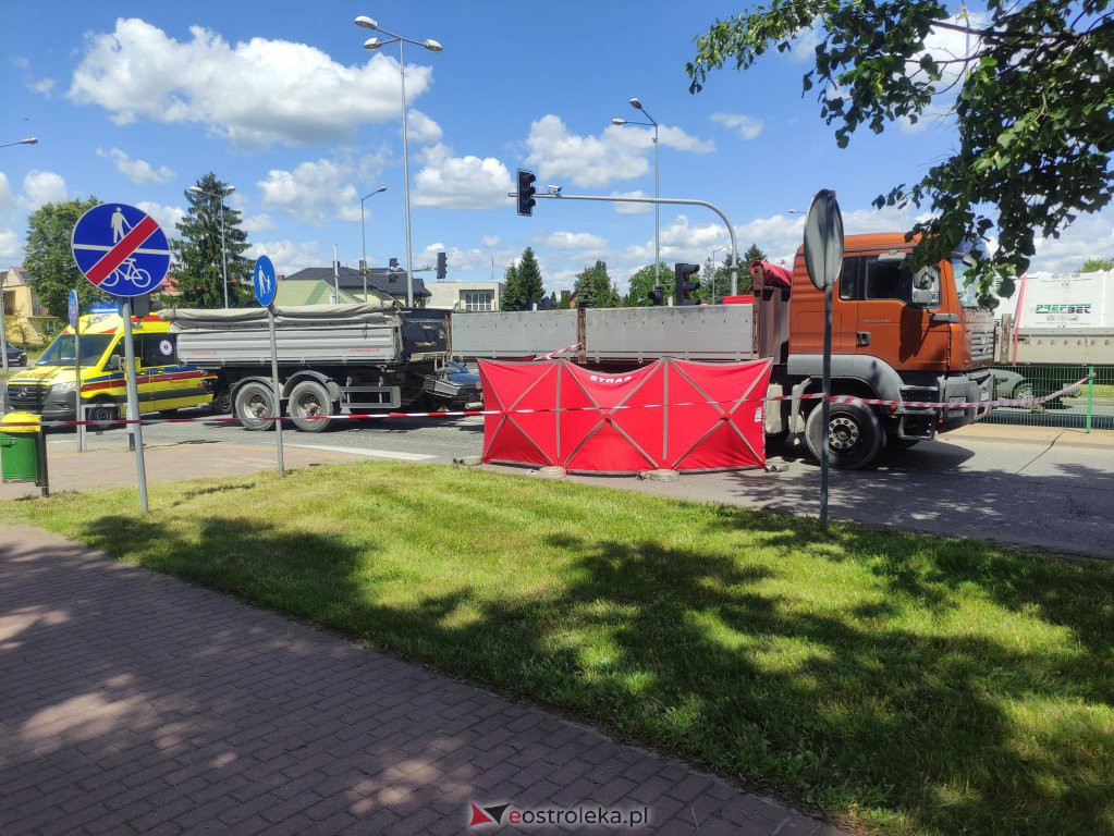 Tragiczny wypadek w Ostrołęce. Rowerzystka dostała się pod koła ciężarówki [22.06.2022] - zdjęcie #1 - eOstroleka.pl