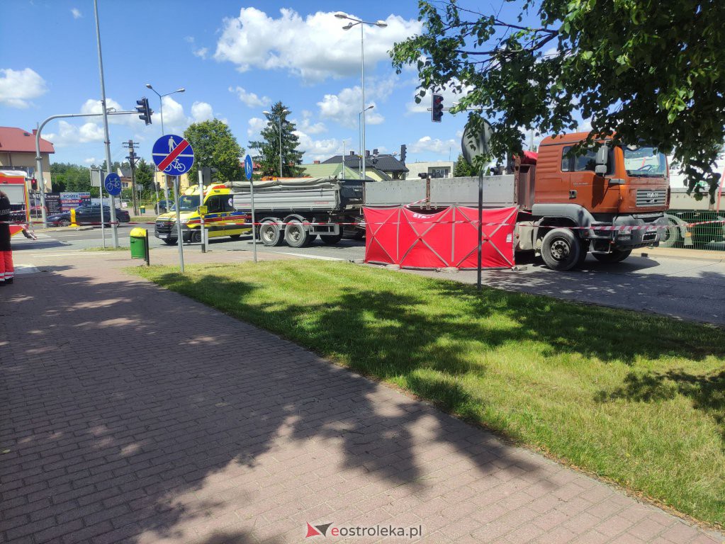Tragiczny wypadek w Ostrołęce. Rowerzystka dostała się pod koła ciężarówki [22.06.2022] - zdjęcie #3 - eOstroleka.pl