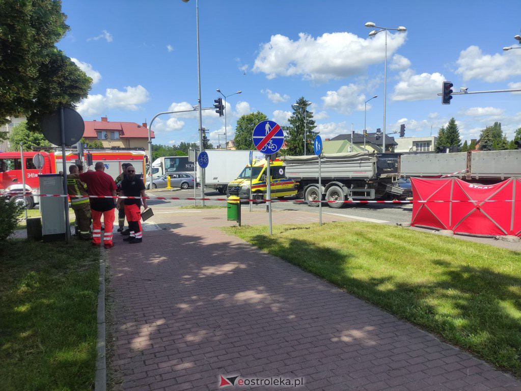 Tragiczny wypadek w Ostrołęce. Rowerzystka dostała się pod koła ciężarówki [22.06.2022] - zdjęcie #5 - eOstroleka.pl