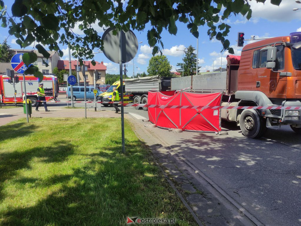 Tragiczny wypadek w Ostrołęce. Rowerzystka dostała się pod koła ciężarówki [22.06.2022] - zdjęcie #7 - eOstroleka.pl