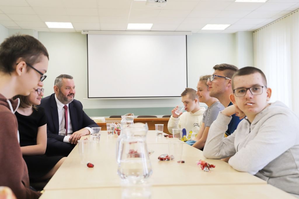 Uczniowie SOSW spotkali się z prezydentem Ostrołęki Łukaszem Kulikiem - zdjęcie #1 - eOstroleka.pl