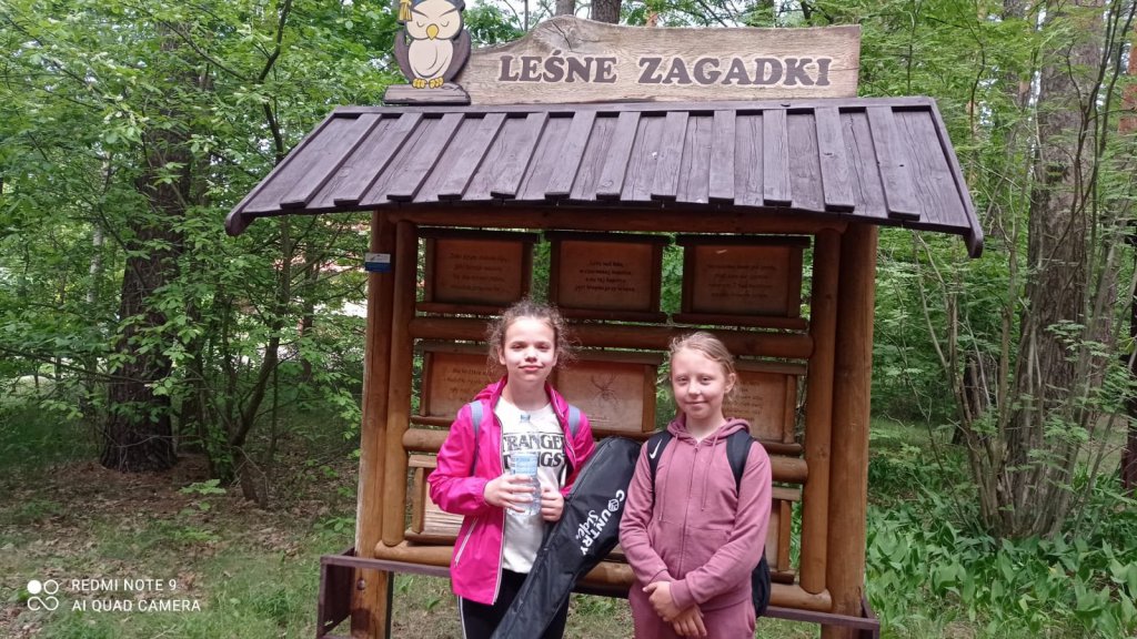 Uczniowie Szkoły Podstawowej nr 4 na lekcji przyrody w lesie - zdjęcie #1 - eOstroleka.pl