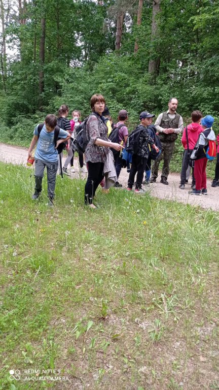 Uczniowie Szkoły Podstawowej nr 4 na lekcji przyrody w lesie - zdjęcie #8 - eOstroleka.pl