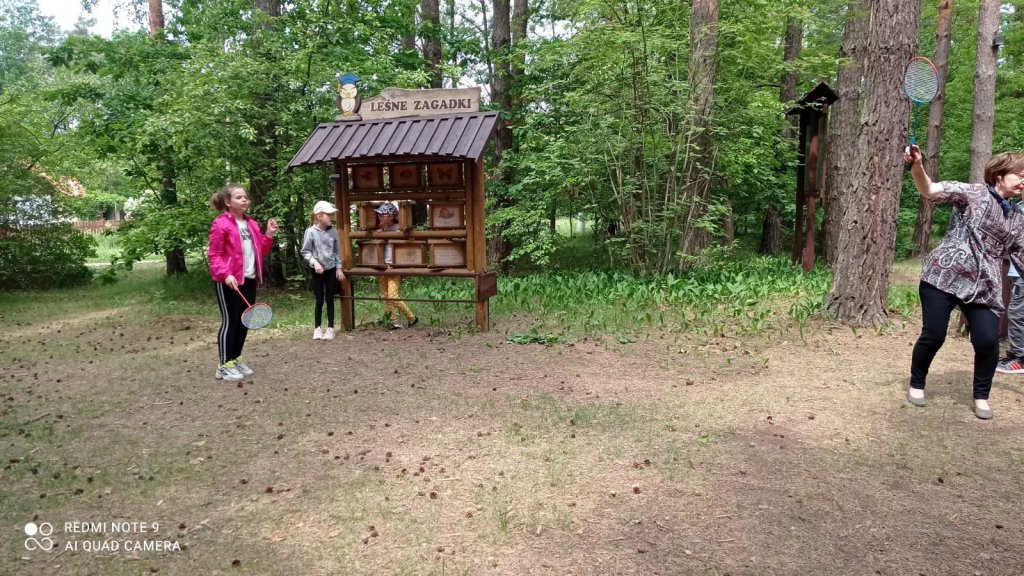 Uczniowie Szkoły Podstawowej nr 4 na lekcji przyrody w lesie - zdjęcie #13 - eOstroleka.pl