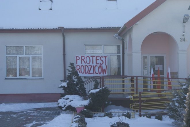 Protest rodziców w Olszewce (1.02.2011) - zdjęcie #1 - eOstroleka.pl