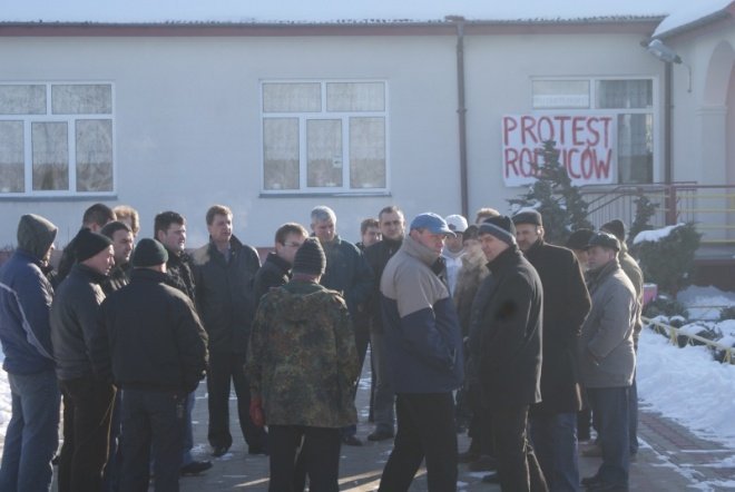 Protest rodziców w Olszewce (1.02.2011) - zdjęcie #2 - eOstroleka.pl