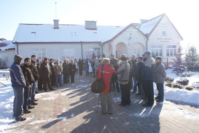 Protest rodziców w Olszewce (1.02.2011) - zdjęcie #25 - eOstroleka.pl