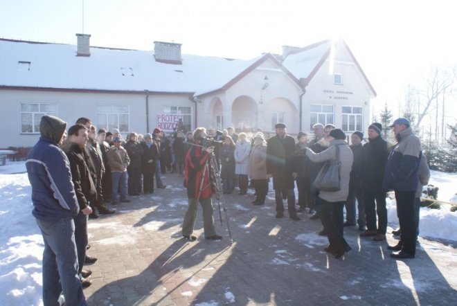 Protest rodziców w Olszewce (1.02.2011) - zdjęcie #23 - eOstroleka.pl