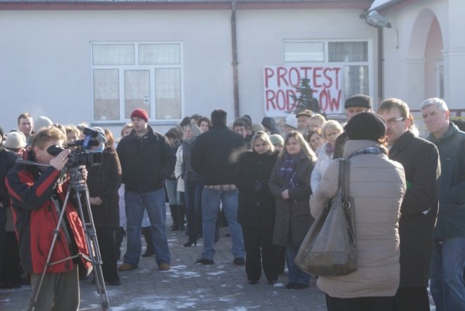 Protest rodziców w Olszewce (1.02.2011) - zdjęcie #7 - eOstroleka.pl