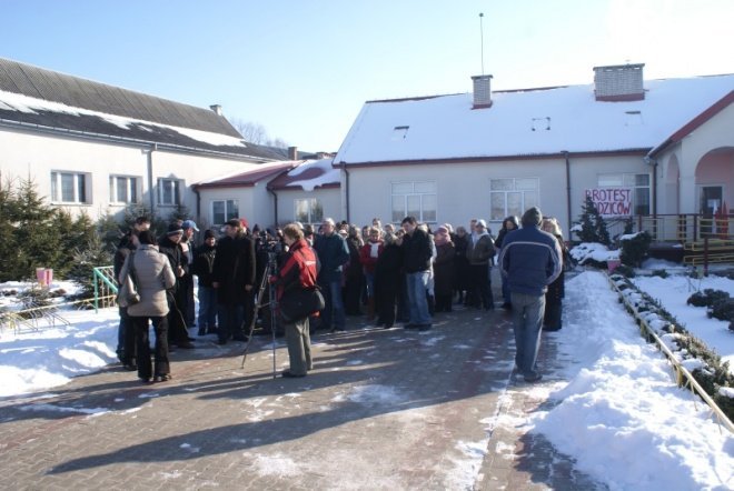 Protest rodziców w Olszewce (1.02.2011) - zdjęcie #9 - eOstroleka.pl