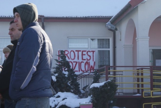 Protest rodziców w Olszewce (1.02.2011) - zdjęcie #13 - eOstroleka.pl