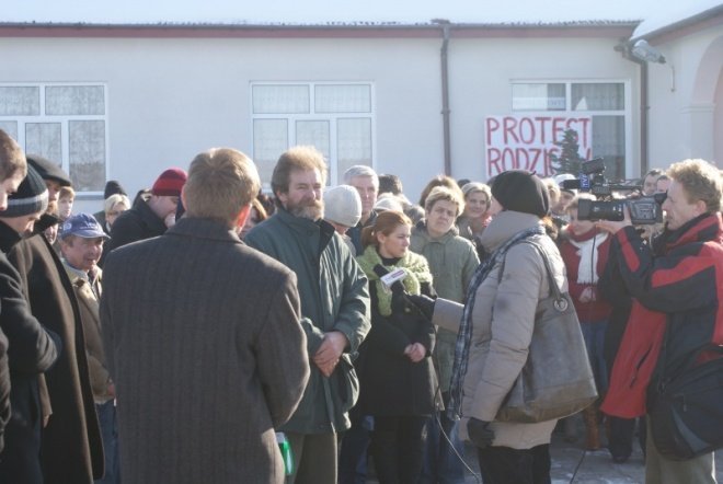Protest rodziców w Olszewce (1.02.2011) - zdjęcie #19 - eOstroleka.pl