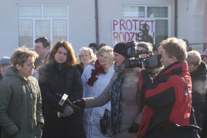 Protest rodziców w Olszewce (1.02.2011) - zdjęcie #21 - eOstroleka.pl