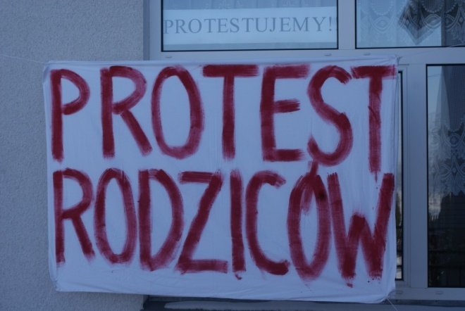 Protest rodziców w Olszewce (1.02.2011) - zdjęcie #28 - eOstroleka.pl