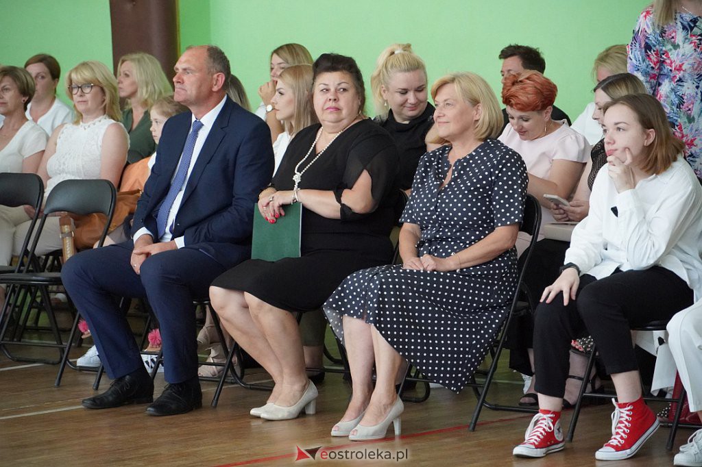 Zaokończenie roku szkolnego klas 8 Szkoły Podstawowej nr 2 [23.06.2022] - zdjęcie #143 - eOstroleka.pl