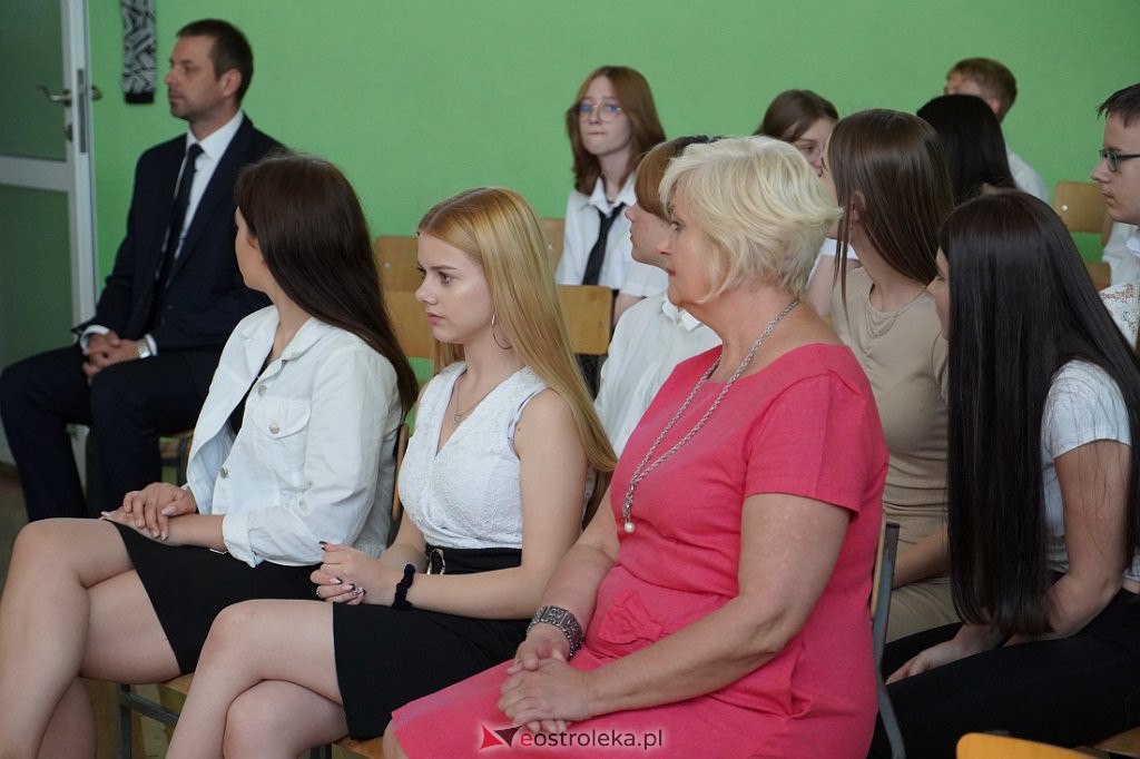 Zaokończenie roku szkolnego klas 8 Szkoły Podstawowej nr 2 [23.06.2022] - zdjęcie #7 - eOstroleka.pl
