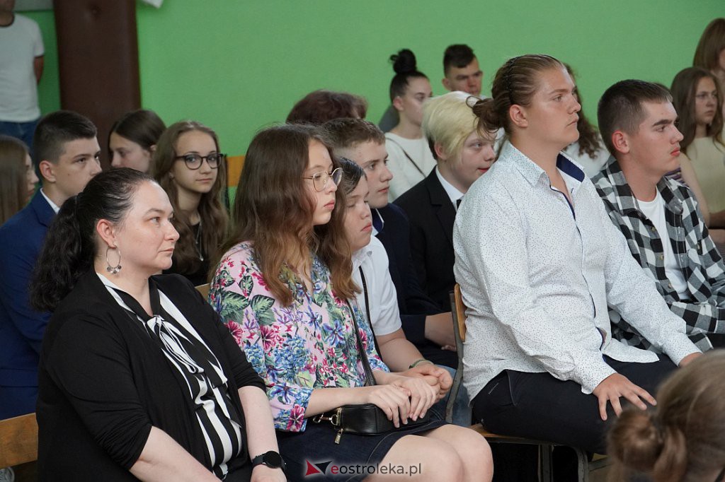 Zaokończenie roku szkolnego klas 8 Szkoły Podstawowej nr 2 [23.06.2022] - zdjęcie #118 - eOstroleka.pl