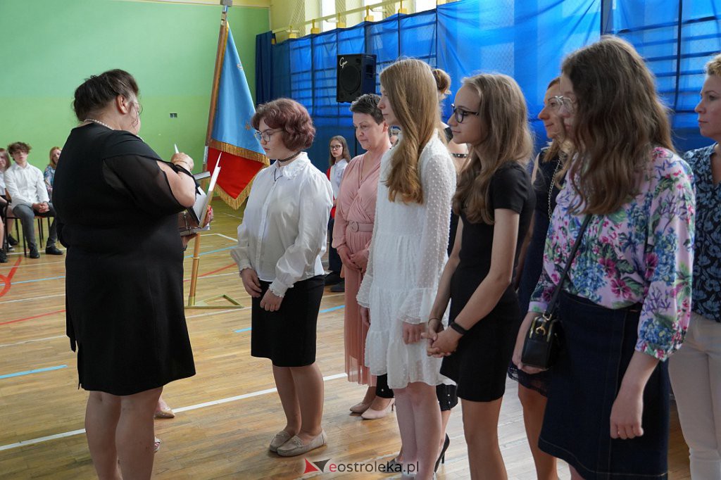 Zaokończenie roku szkolnego klas 8 Szkoły Podstawowej nr 2 [23.06.2022] - zdjęcie #37 - eOstroleka.pl