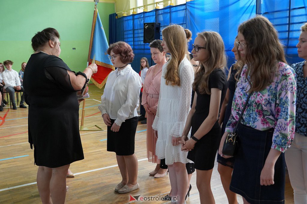Zaokończenie roku szkolnego klas 8 Szkoły Podstawowej nr 2 [23.06.2022] - zdjęcie #107 - eOstroleka.pl