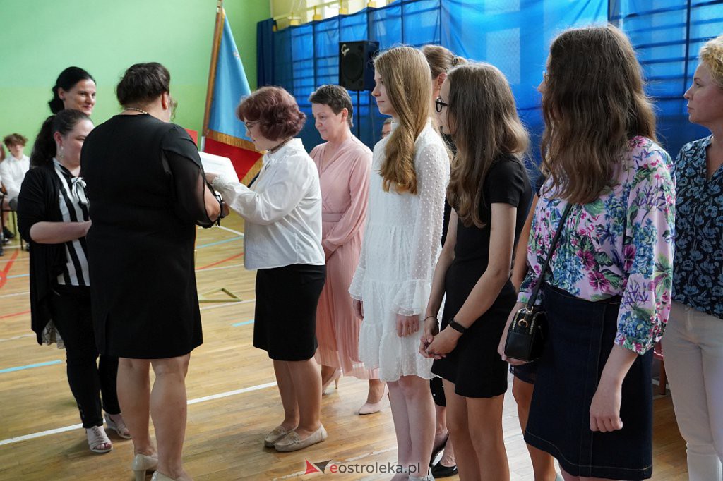 Zaokończenie roku szkolnego klas 8 Szkoły Podstawowej nr 2 [23.06.2022] - zdjęcie #105 - eOstroleka.pl