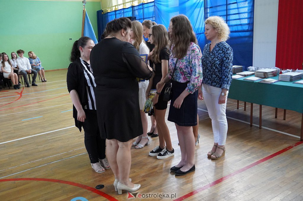 Zaokończenie roku szkolnego klas 8 Szkoły Podstawowej nr 2 [23.06.2022] - zdjęcie #103 - eOstroleka.pl