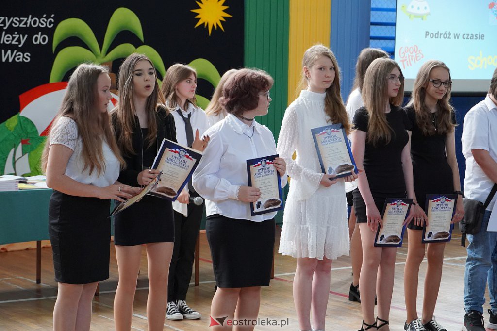 Zaokończenie roku szkolnego klas 8 Szkoły Podstawowej nr 2 [23.06.2022] - zdjęcie #66 - eOstroleka.pl