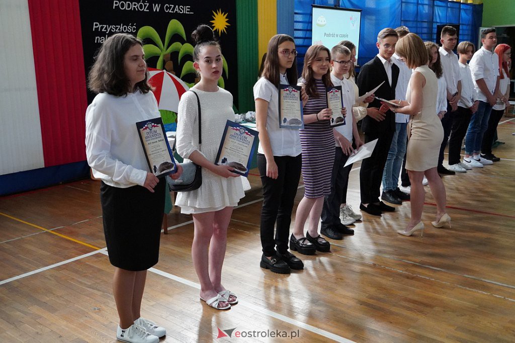 Zaokończenie roku szkolnego klas 8 Szkoły Podstawowej nr 2 [23.06.2022] - zdjęcie #60 - eOstroleka.pl