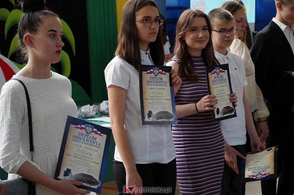 Zaokończenie roku szkolnego klas 8 Szkoły Podstawowej nr 2 [23.06.2022] - zdjęcie #59 - eOstroleka.pl