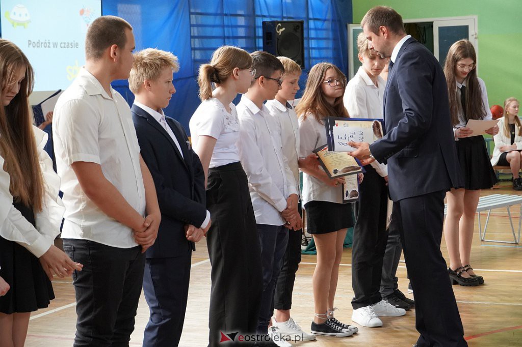 Zaokończenie roku szkolnego klas 8 Szkoły Podstawowej nr 2 [23.06.2022] - zdjęcie #42 - eOstroleka.pl