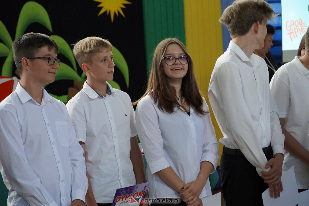 Zaokończenie roku szkolnego klas 8 Szkoły Podstawowej nr 2 [23.06.2022] - zdjęcie #23 - eOstroleka.pl