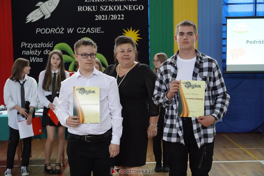 Zaokończenie roku szkolnego klas 8 Szkoły Podstawowej nr 2 [23.06.2022] - zdjęcie #15 - eOstroleka.pl