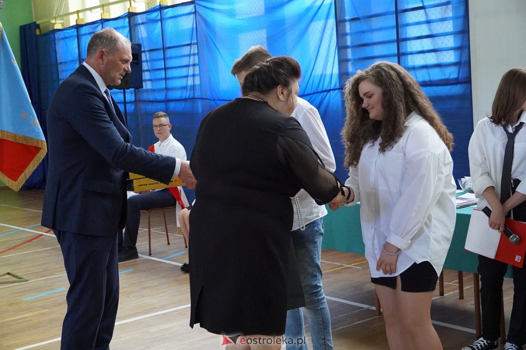 Zaokończenie roku szkolnego klas 8 Szkoły Podstawowej nr 2 [23.06.2022] - zdjęcie #14 - eOstroleka.pl