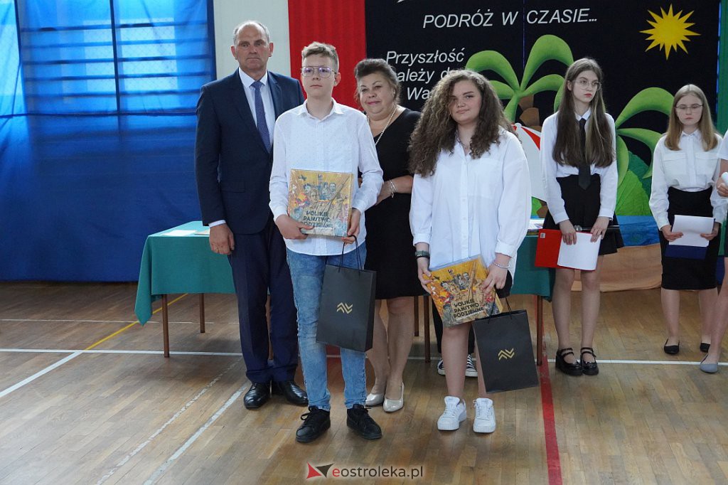 Zaokończenie roku szkolnego klas 8 Szkoły Podstawowej nr 2 [23.06.2022] - zdjęcie #11 - eOstroleka.pl