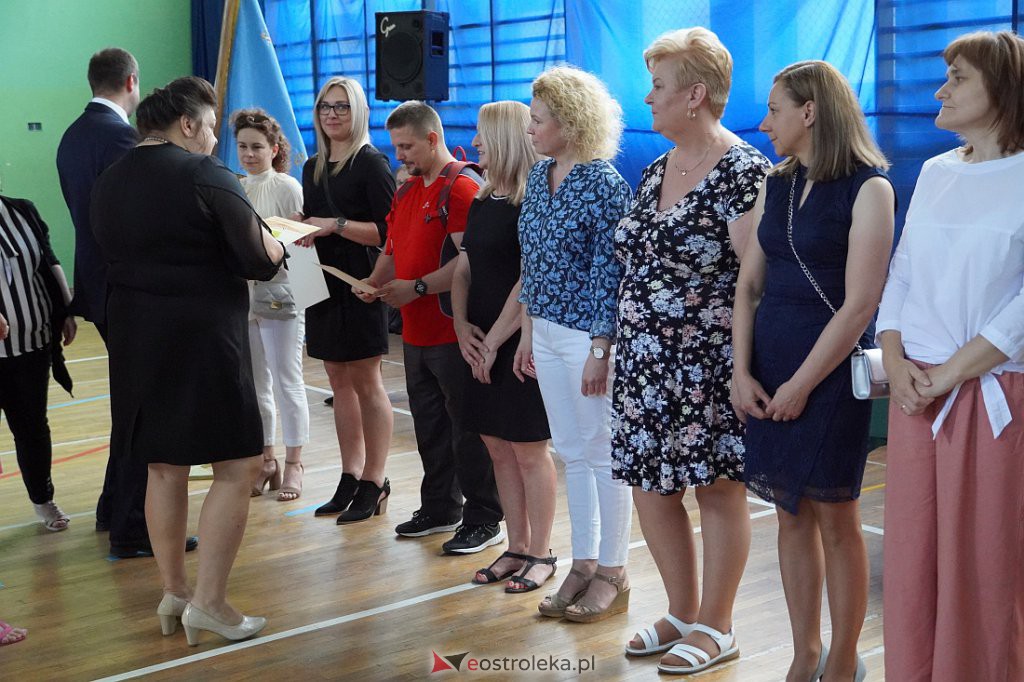 Zaokończenie roku szkolnego klas 8 Szkoły Podstawowej nr 2 [23.06.2022] - zdjęcie #6 - eOstroleka.pl