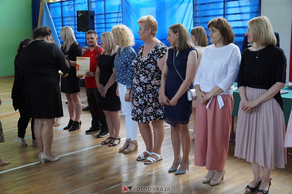 Zaokończenie roku szkolnego klas 8 Szkoły Podstawowej nr 2 [23.06.2022] - zdjęcie #5 - eOstroleka.pl