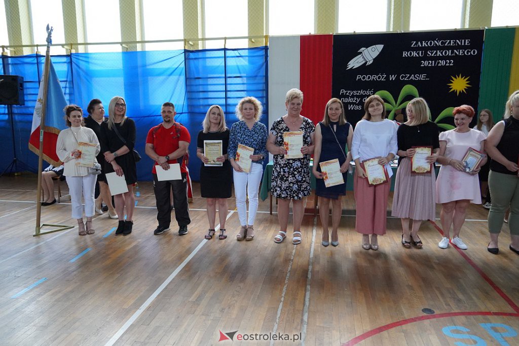 Zaokończenie roku szkolnego klas 8 Szkoły Podstawowej nr 2 [23.06.2022] - zdjęcie #3 - eOstroleka.pl