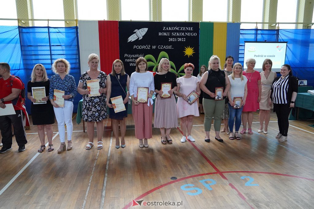 Zaokończenie roku szkolnego klas 8 Szkoły Podstawowej nr 2 [23.06.2022] - zdjęcie #2 - eOstroleka.pl