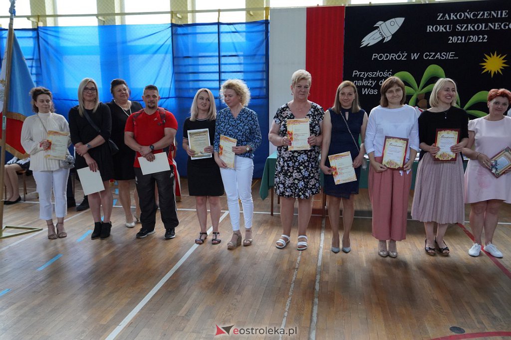 Zaokończenie roku szkolnego klas 8 Szkoły Podstawowej nr 2 [23.06.2022] - zdjęcie #1 - eOstroleka.pl