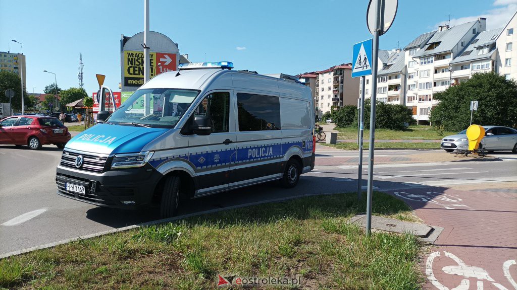 Wypadek w centrum Ostrołęki. 71-letnia kobieta zabrana do szpitala [23.06.2022] - zdjęcie #4 - eOstroleka.pl
