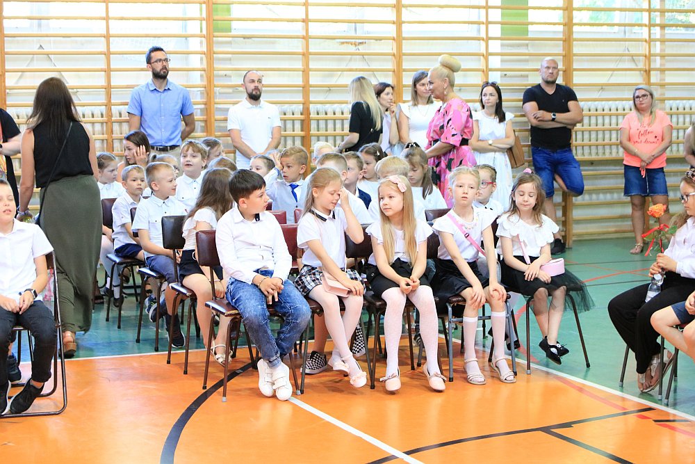 Zakończenie roku szkolnego w Szkole Podstawowej nr 5 [24.06.2022] - zdjęcie #4 - eOstroleka.pl