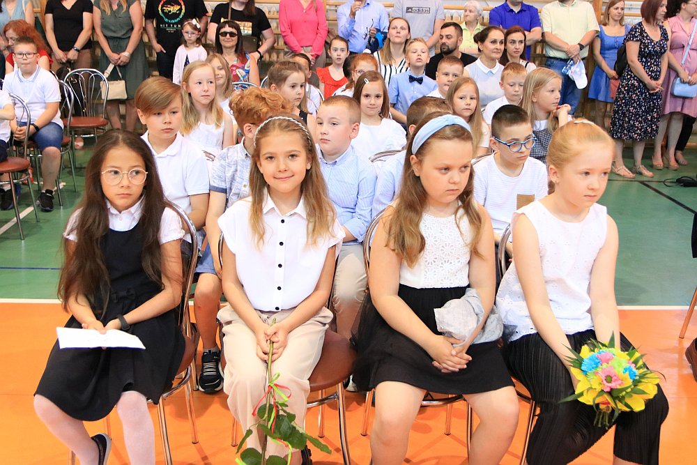 Zakończenie roku szkolnego w Szkole Podstawowej nr 5 [24.06.2022] - zdjęcie #42 - eOstroleka.pl