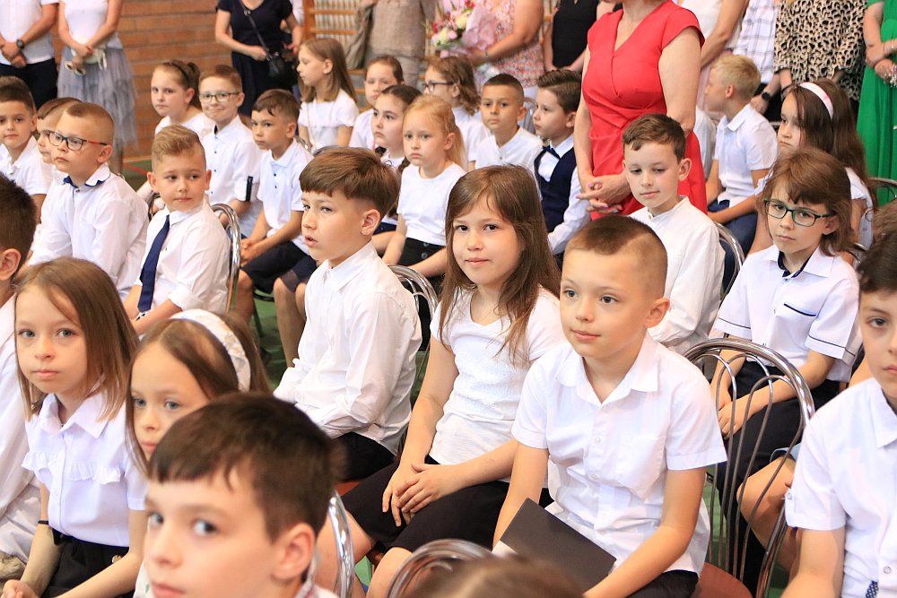 Zakończenie roku szkolnego w Szkole Podstawowej nr 5 [24.06.2022] - zdjęcie #46 - eOstroleka.pl