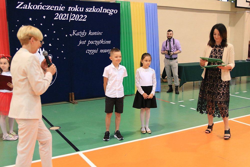 Zakończenie roku szkolnego w Szkole Podstawowej nr 5 [24.06.2022] - zdjęcie #71 - eOstroleka.pl