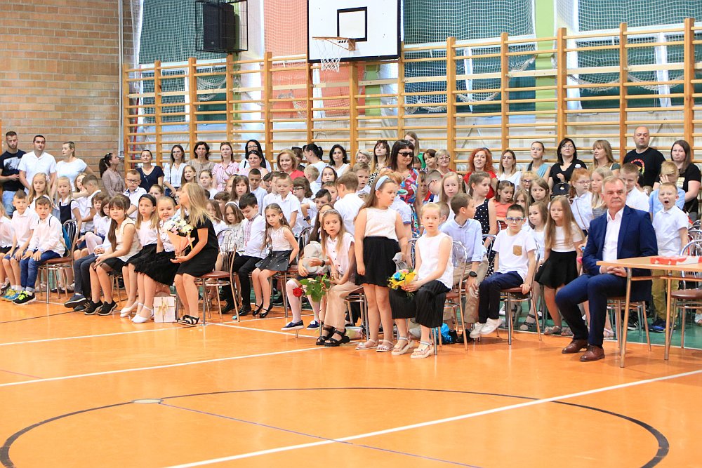Zakończenie roku szkolnego w Szkole Podstawowej nr 5 [24.06.2022] - zdjęcie #76 - eOstroleka.pl