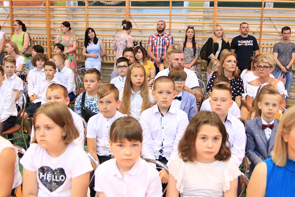 Zakończenie roku szkolnego w Szkole Podstawowej nr 5 [24.06.2022] - zdjęcie #56 - eOstroleka.pl