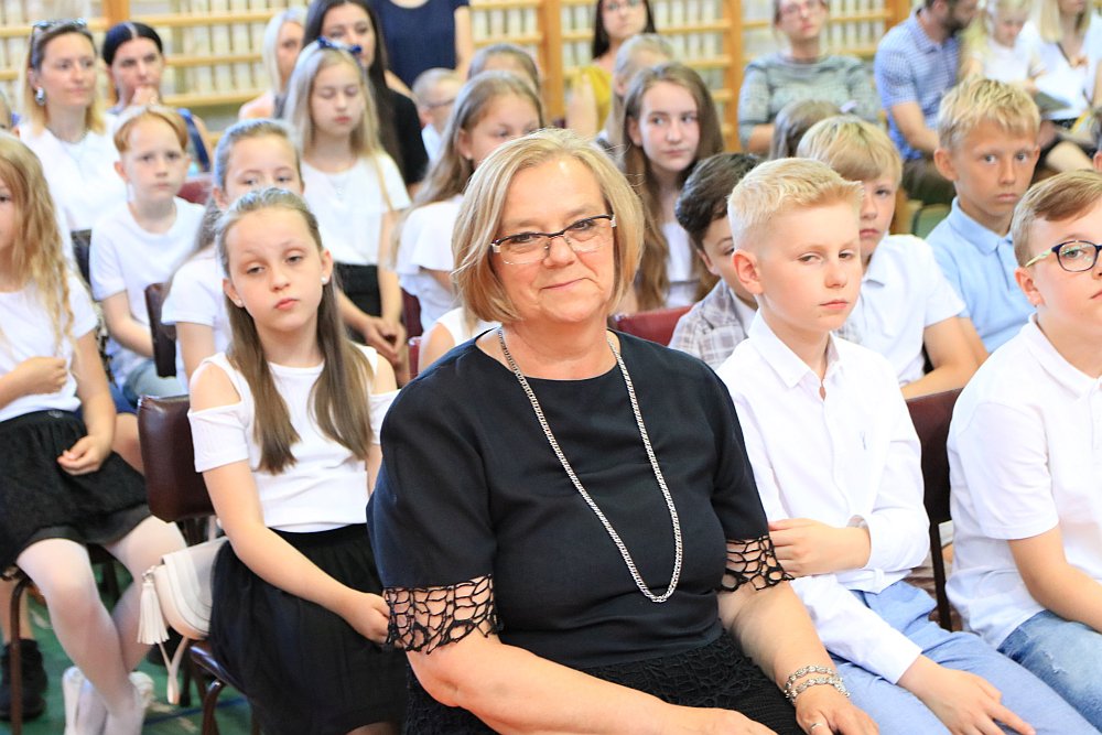 Zakończenie roku szkolnego w Szkole Podstawowej nr 5 [24.06.2022] - zdjęcie #38 - eOstroleka.pl