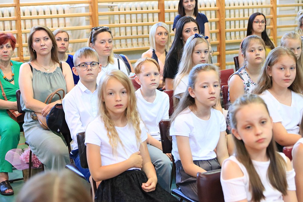 Zakończenie roku szkolnego w Szkole Podstawowej nr 5 [24.06.2022] - zdjęcie #35 - eOstroleka.pl