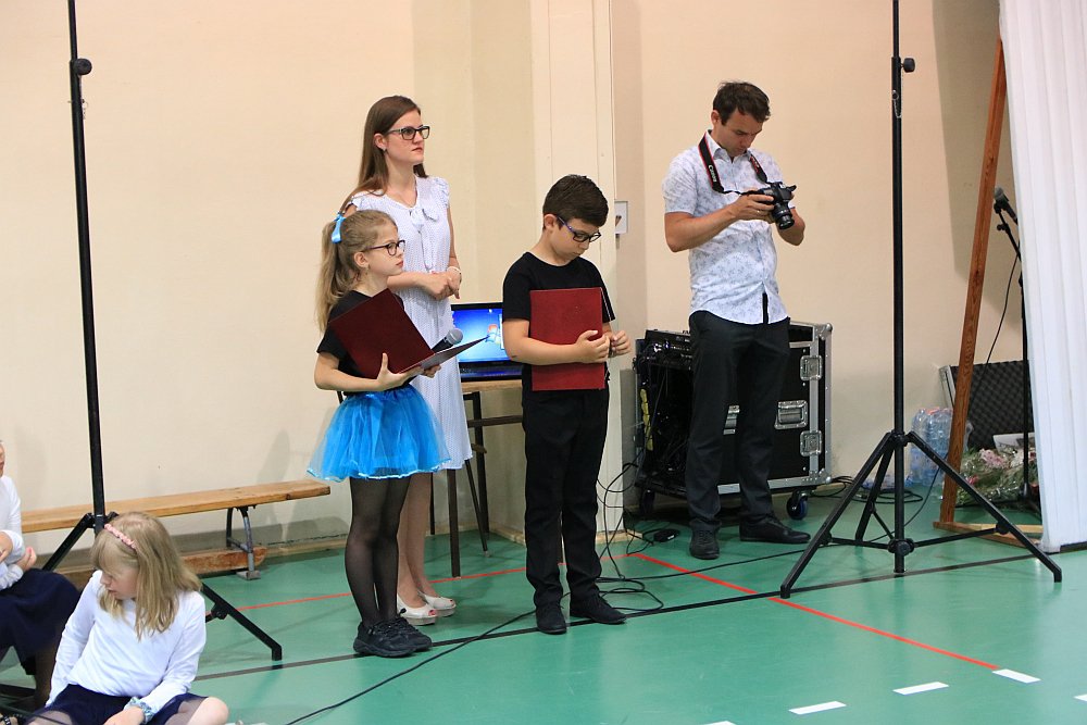 Zakończenie roku szkolnego w Szkole Podstawowej nr 5 [24.06.2022] - zdjęcie #23 - eOstroleka.pl