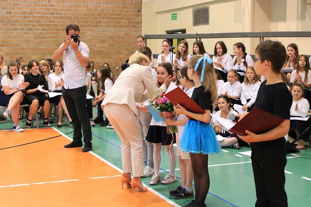 Zakończenie roku szkolnego w Szkole Podstawowej nr 5 [24.06.2022] - zdjęcie #18 - eOstroleka.pl